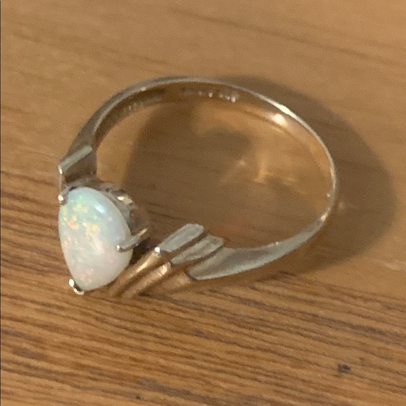 Elegant Gold Opal Ring 10kt vintage